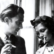 Coco CHANEL en tailleur fumant une cigarette avec Salvador DALI.